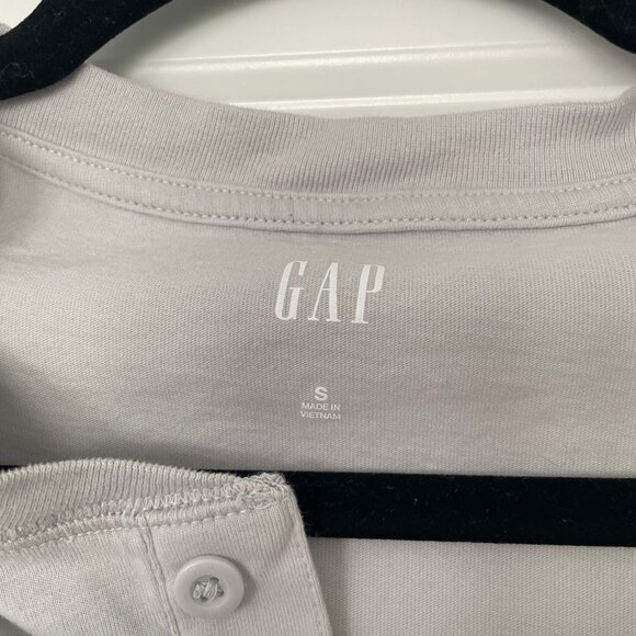GAP Men’s Cotton Henley T-Shirt – Light Grey, Size M, Casual Everyday Tee - Picture 3 of 6